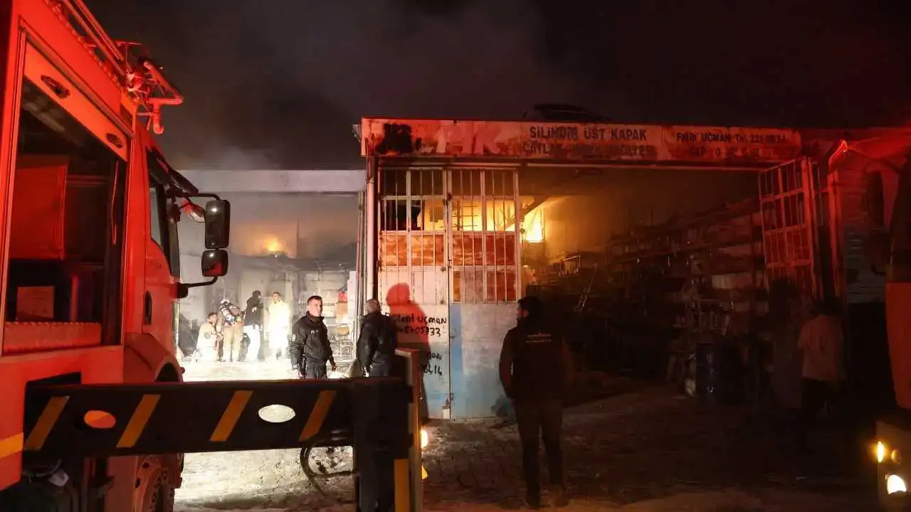 Hatay’da Geceyi Alevler Aydınlattı: 9 İş Yeri Zarar Gördü! 2